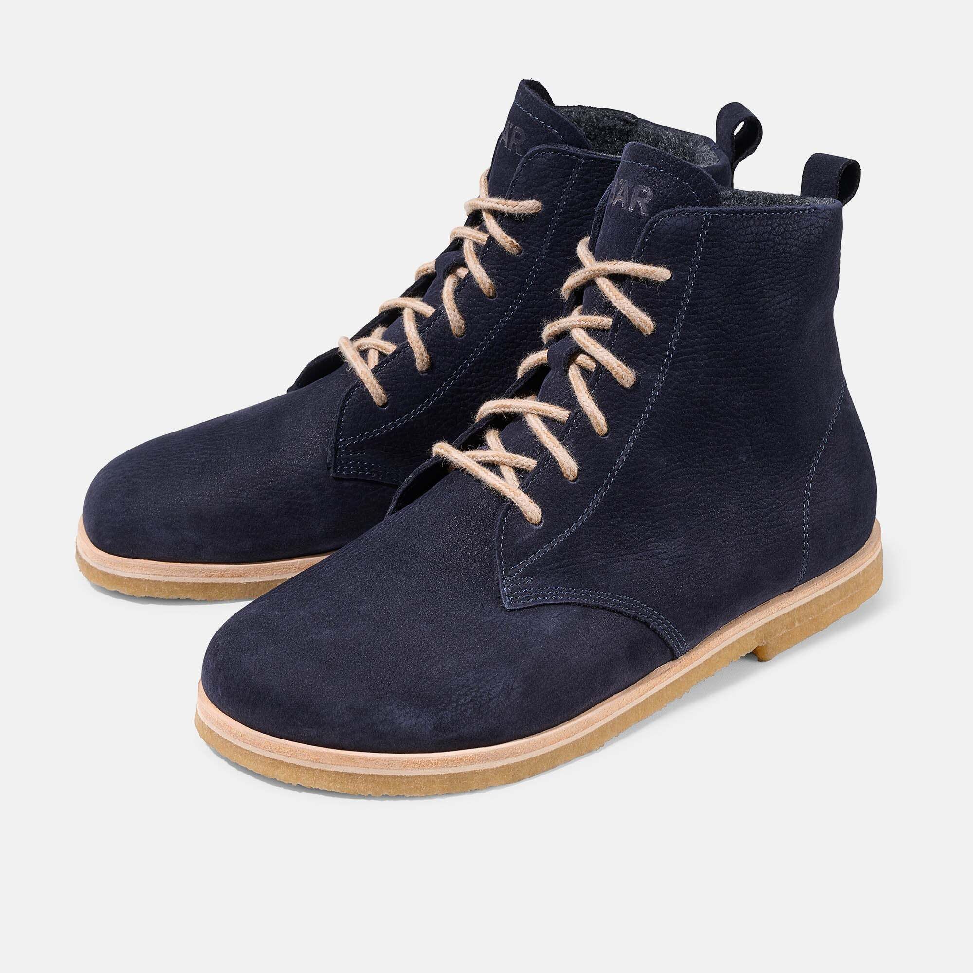 Dunkelblaue Wildleder-Schnürstiefeletten mit heller Sohle und Schnürsenkeln.