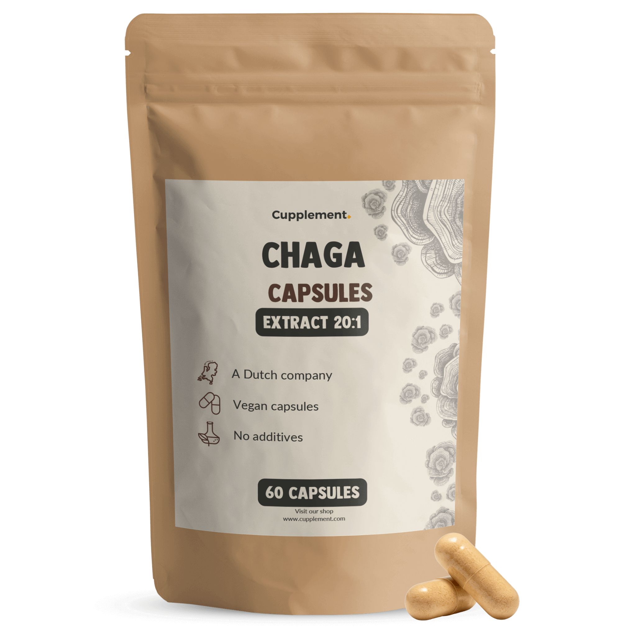 Braune Tüte mit Aufdruck: "Cupplement Chaga Capsules Extract 20:1". 60 Kapseln. Zwei Kapseln liegen daneben.