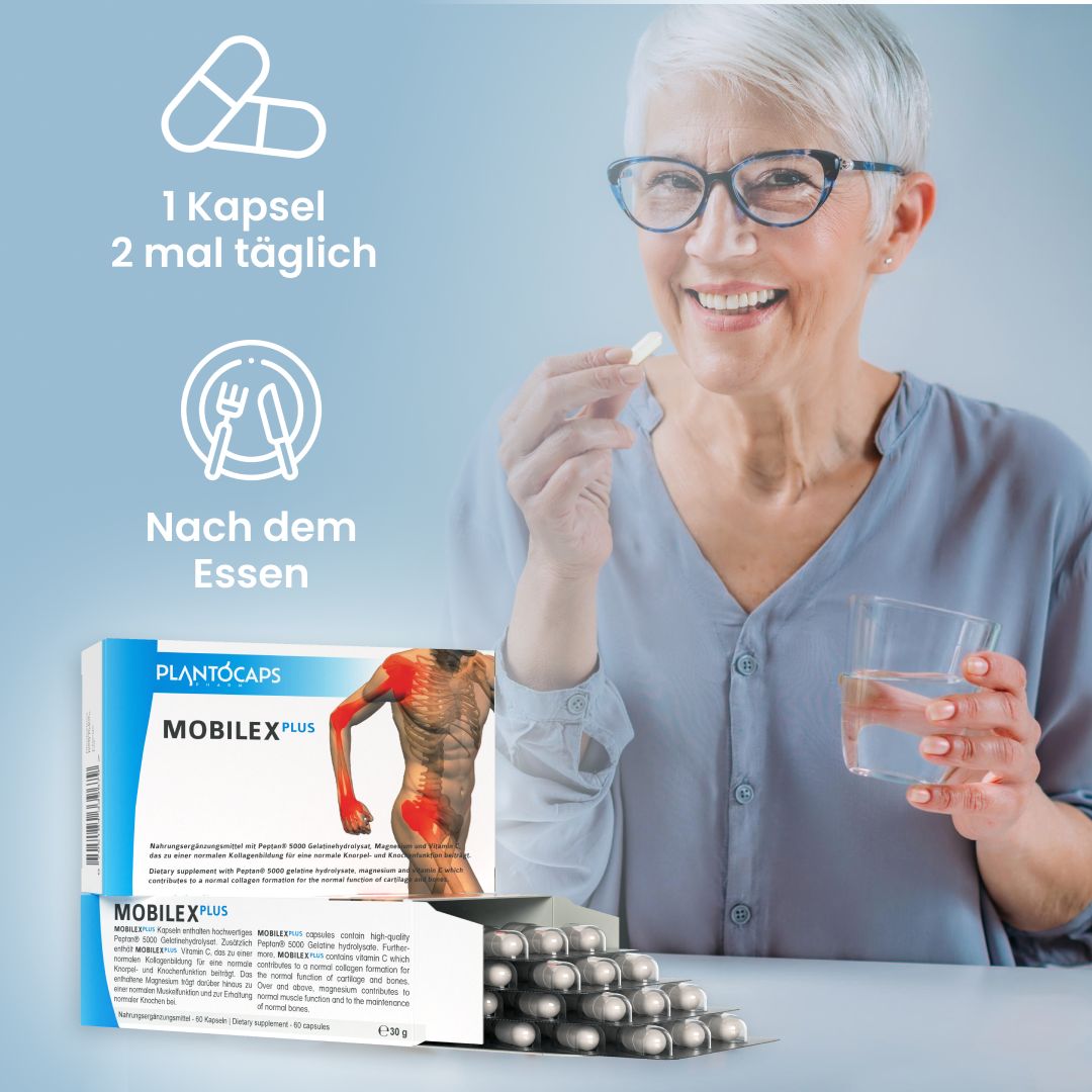 Ältere Frau mit Kapsel und Glas Wasser. Verpackung von plantoCAPS MOBILEX PLUS. Text: 1 Kapsel 2 mal täglich.