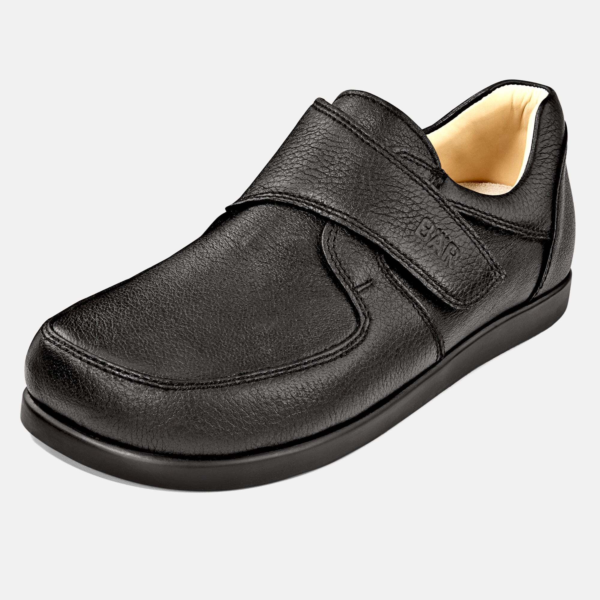 Schwarzer Herren-Slipper mit Klettverschluss. BÄR-Logo auf dem Riemen. Breiter Schnitt. Leder-Oberfläche. Hellbraunes Innenfutter.