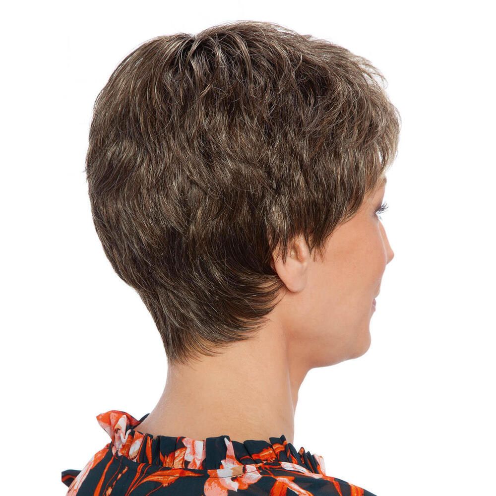 Kurzhaarperücke in Braun-Grau. Seitenansicht einer Frau mit Perücke. Sie trägt ein Oberteil mit Blumenmuster.