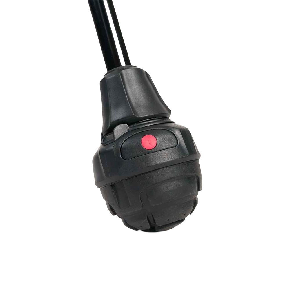 Schwarzer Krückenfuß mit rotem Knopf. Detailaufnahme, schräge Perspektive, auf weißem Hintergrund.