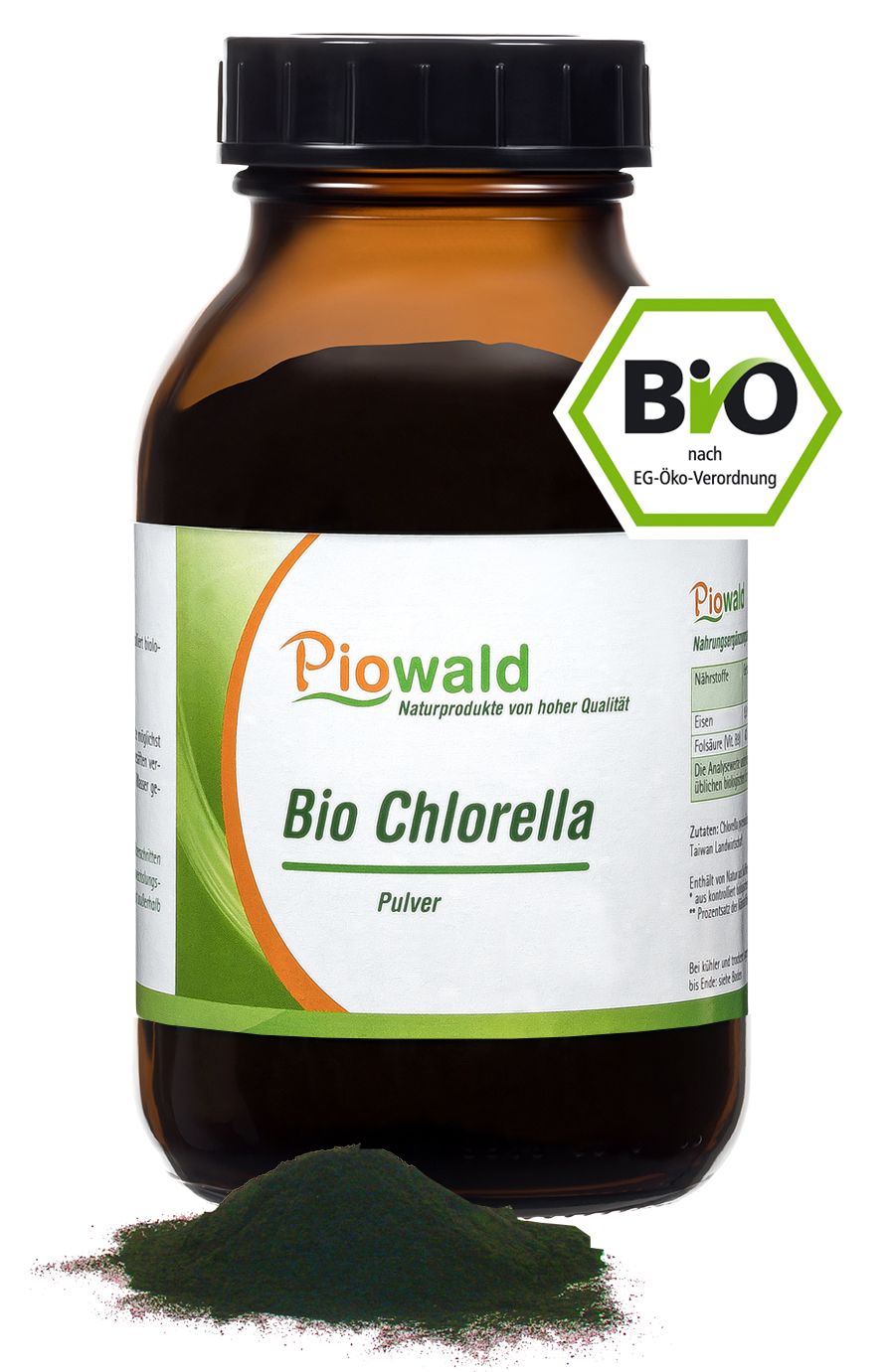 Braune Glasflasche mit schwarzem Deckel. Grün-weißes Etikett mit "Bio Chlorella Pulver". Bio-Siegel. Grünes Pulver daneben.
