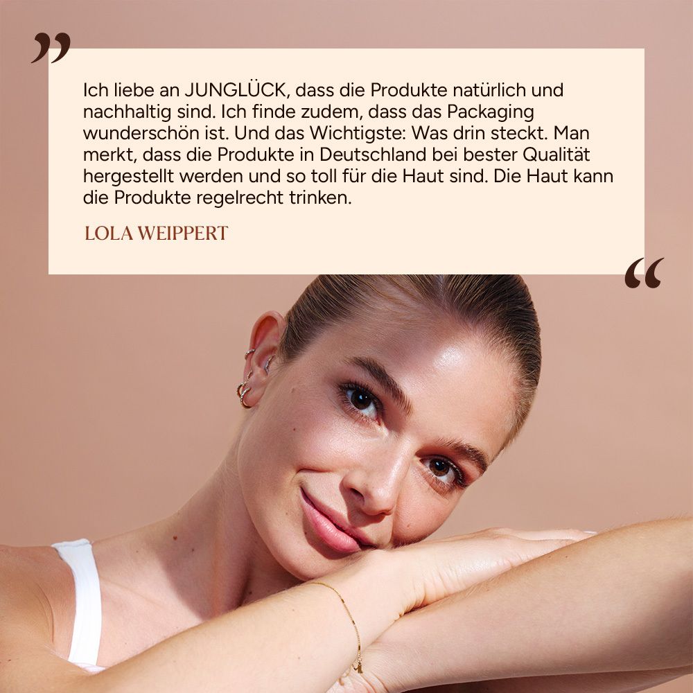 Frau lächelt. Zitat: Ich liebe JUNGLÜCK, dass die Produkte natürlich und nachhaltig sind.