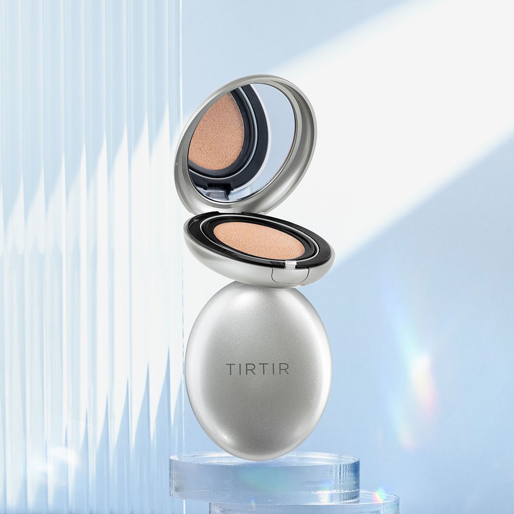 TIRTIR Mask Fit Aura Cushion in silberner Dose, auf einem Podest.