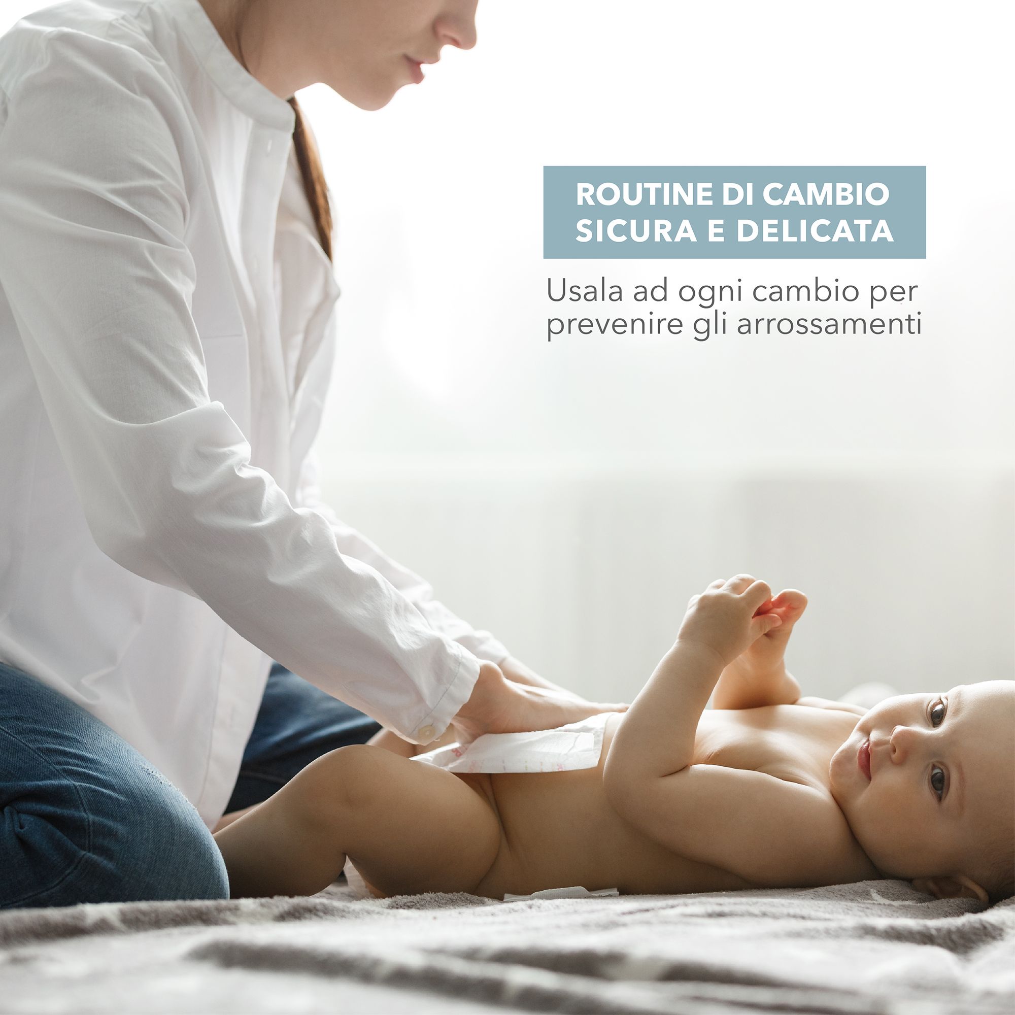 Eine Person wickelt ein Baby. Text: Sichere und sanfte Routine. Verwenden Sie es bei jedem Wechsel, um Rötungen vorzubeugen.