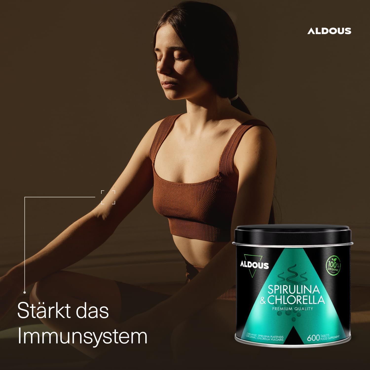 Frau meditiert, Aldous Spirulina + Chlorella Dose im Vordergrund, stärkt das Immunsystem.