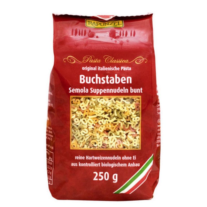 Rote Verpackung mit Buchstaben-Nudeln. Aufschrift: Buchstaben, Semola Suppennudeln bunt. Marke: Rapunzel. Gewicht: 250 g.