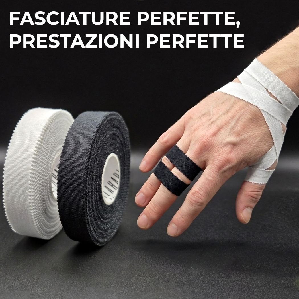 Hände mit weißem und schwarzem Finger-Tape. Eine Hand mit Tape um die Finger, die andere mit Tape um das Handgelenk.