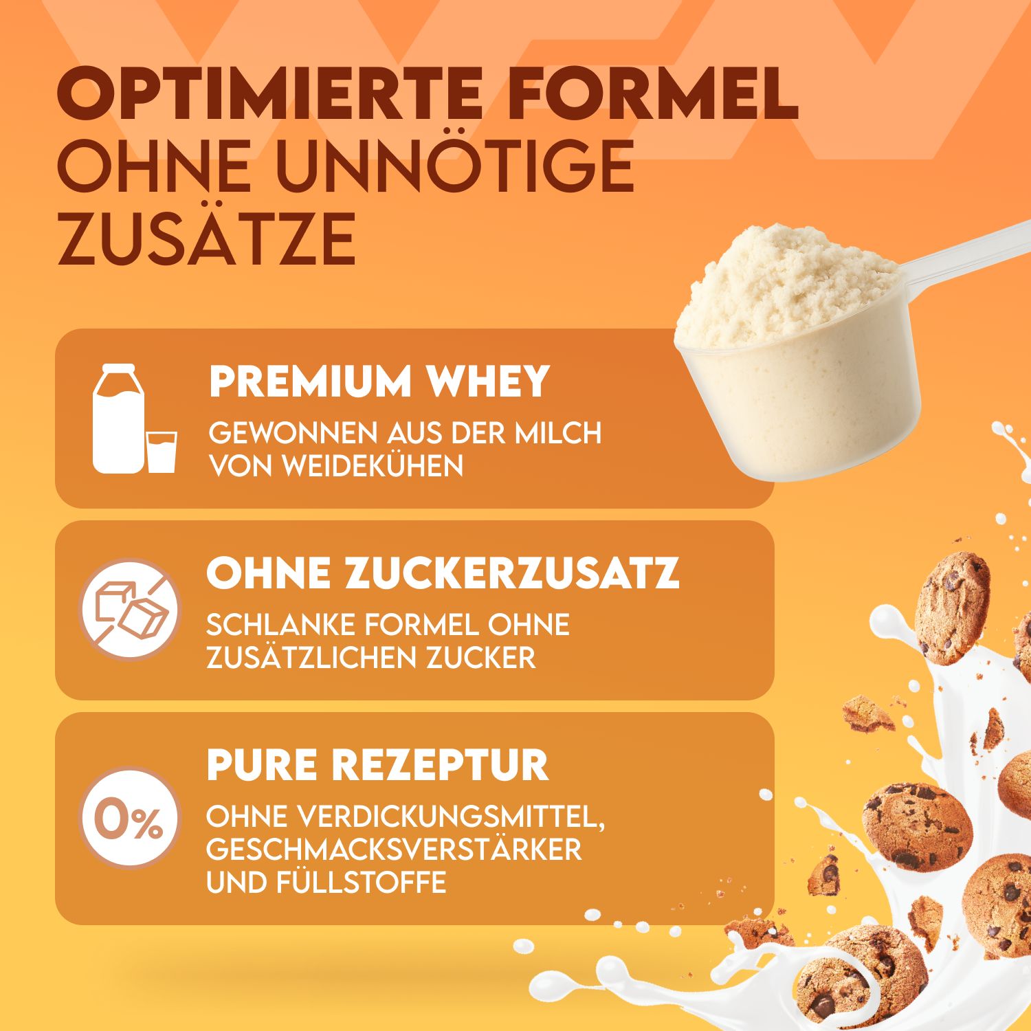 Löffel mit weißem Whey-Protein-Pulver. Aufschrift: PREMIUM WHEY, OHNE ZUCKERZUSATZ, PURE REZEPTUR. Kekse und Milch spritzen.