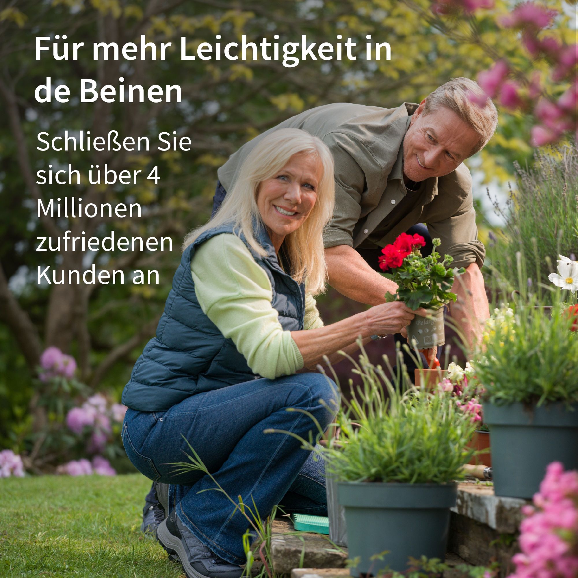 Ein älteres Paar gärtnert im Freien. Sie pflanzen Blumen in Töpfe.