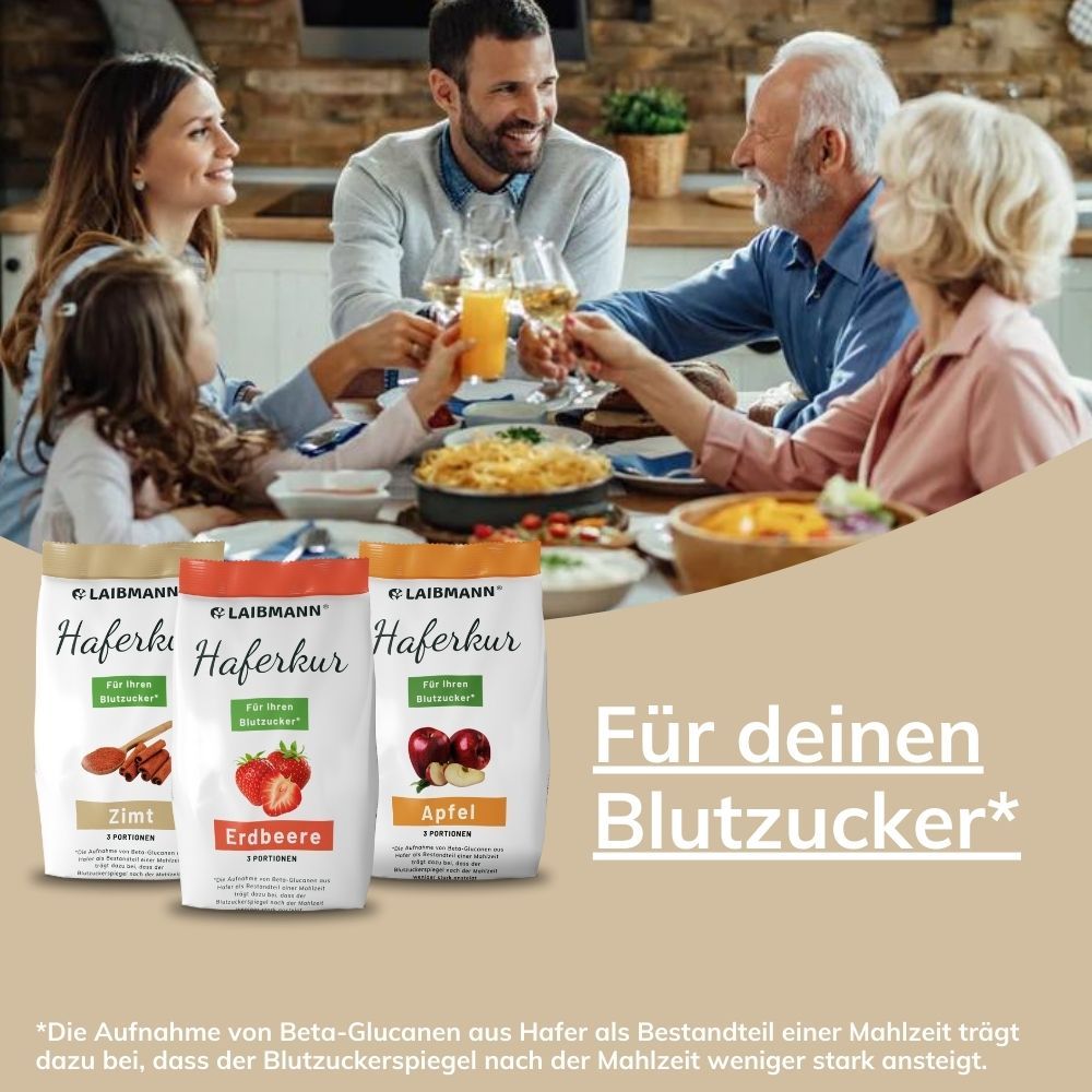 Familie am Tisch. Drei Haferkur-Beutel mit Zimt, Erdbeere und Apfel. Text: Für deinen Blutzucker.