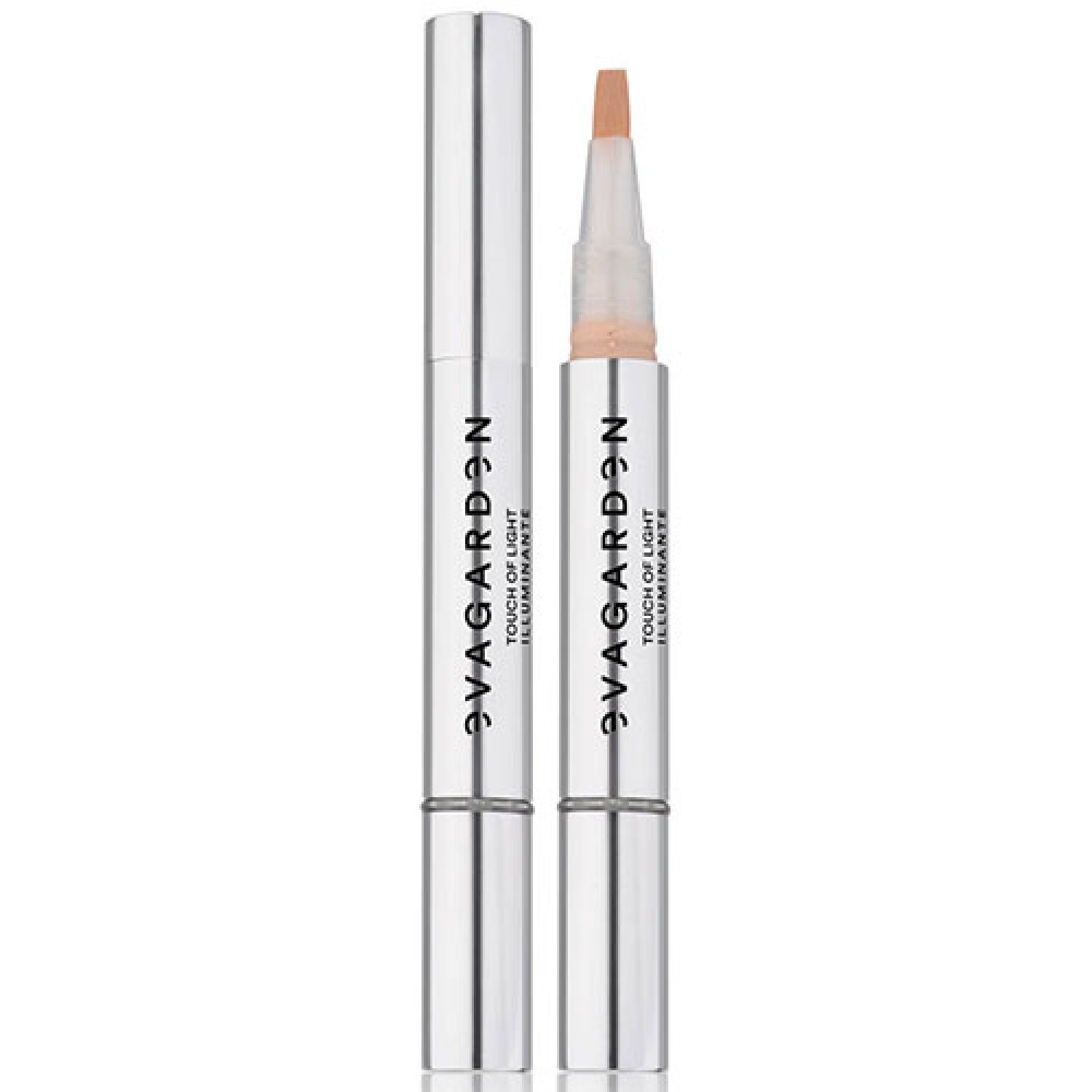 Zwei Concealer-Stifte. Einer geöffnet mit Applikator, der andere geschlossen. Beide silberfarben mit schwarzer Schrift: EVAGARDEN TOUCH OF LIGHT ILLUMINANTE.
