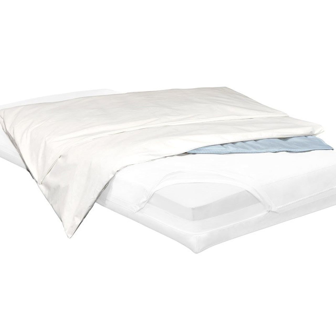 Bett mit weißem Bettbezug und blauem Laken. Teilweise geöffnet, zeigt Schichten.