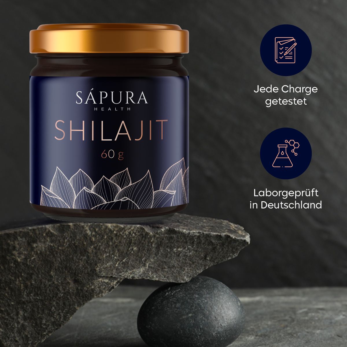 Glas mit goldenem Deckel. Aufschrift: SAPURA HEALTH, SHILAJIT, 60 g. Symbole: Getestet, Laborgeprüft in Deutschland. Hintergrund: Stein.