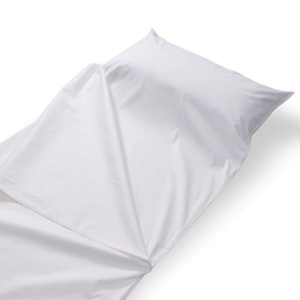 Weißer Schlafsack mit integriertem Kopfkissen. Offen, mit sichtbarem Innenfutter.