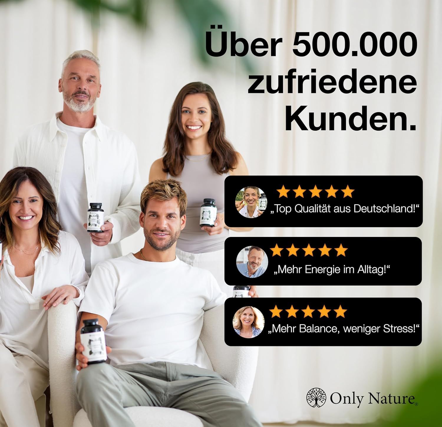 Gruppe von Menschen hält Flaschen. Text: Über 500.000 zufriedene Kunden. Zitate zu Qualität und Energie.