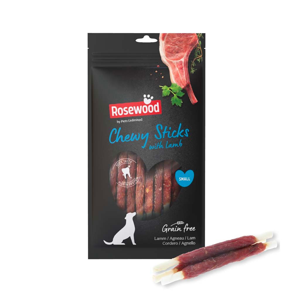 Verpackung mit Rosewood Chewy Sticks mit Lamm. Schwarze Tüte mit Produktabbildung und Logo. Daneben liegen drei Sticks.
