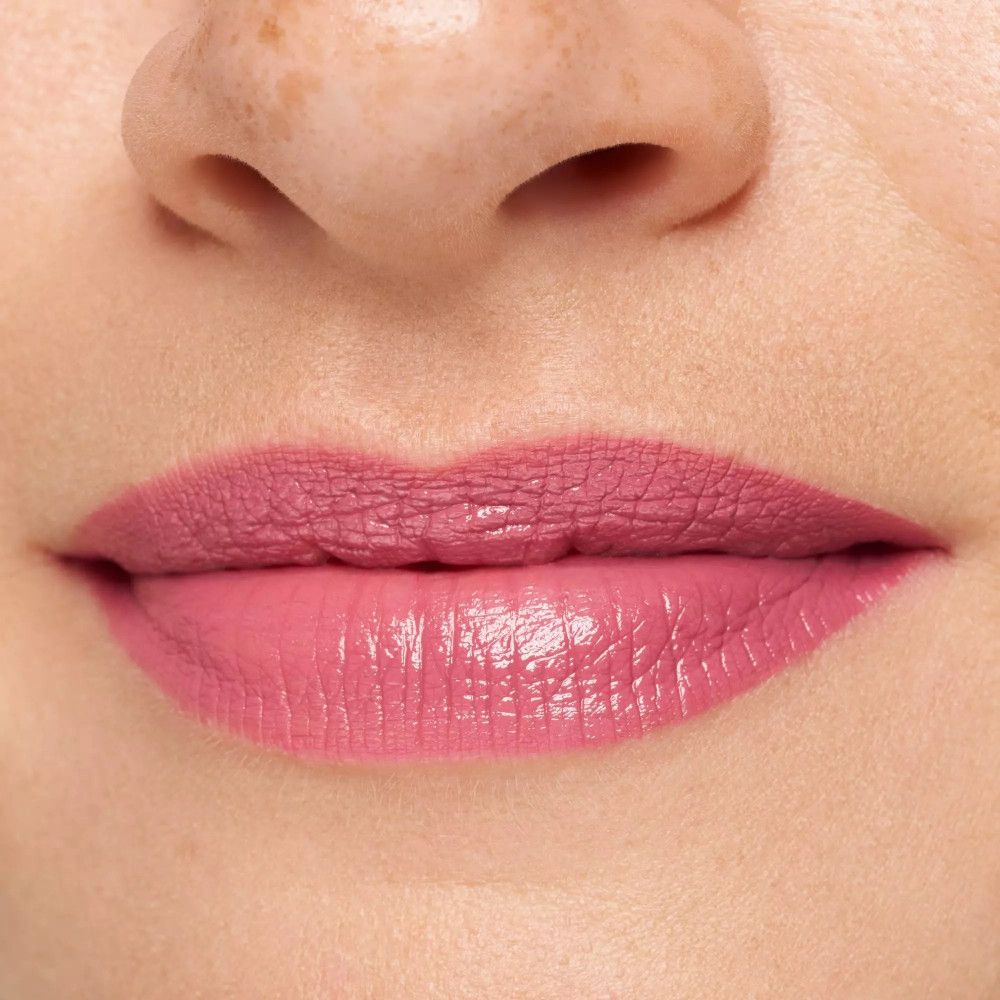 Nahaufnahme von Lippen. Lippenstift in Rosa aufgetragen. Glänzendes Finish.