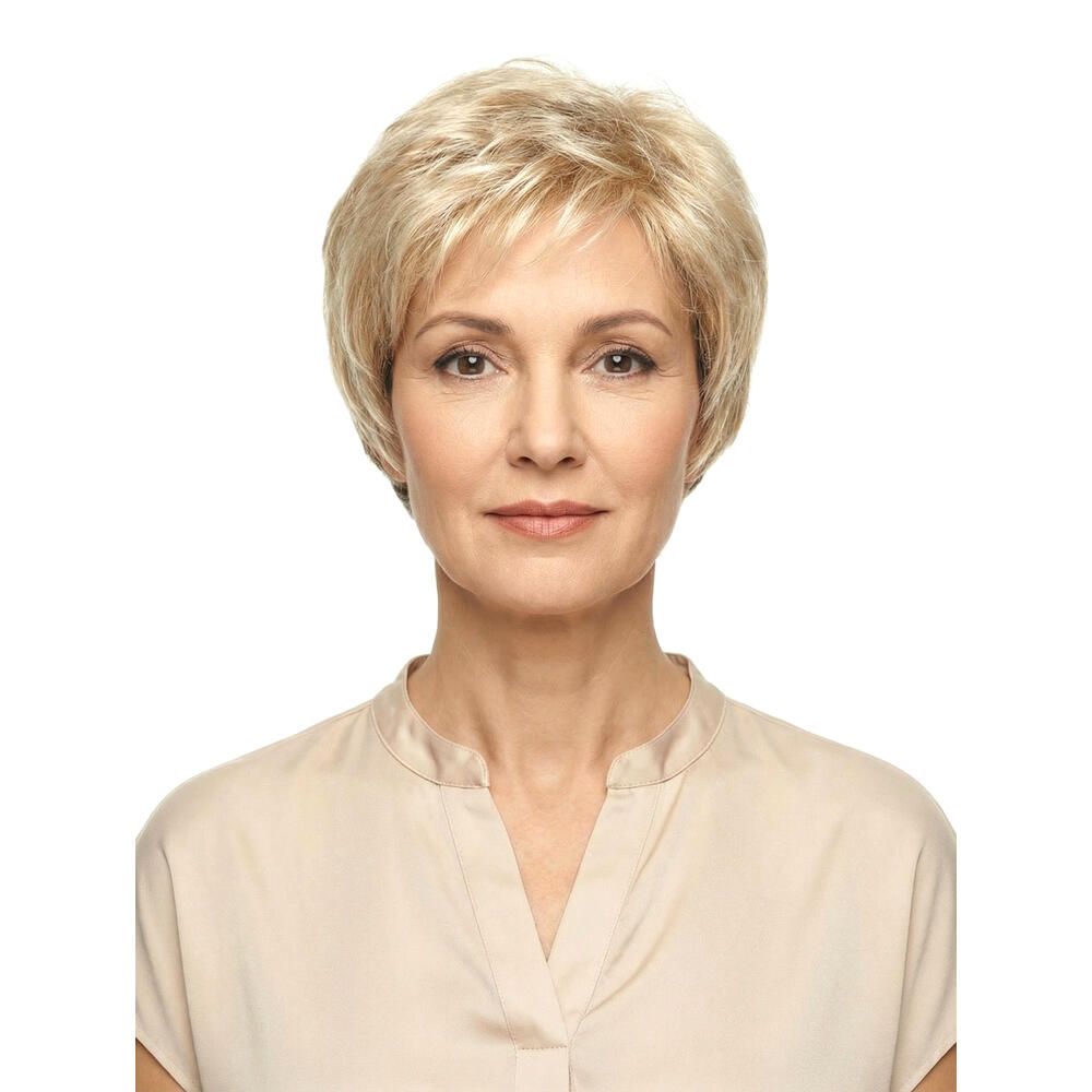 Kurzhaarperücke, blond, auf einer Frau getragen. Frontale Ansicht. Die Frau trägt ein helles Oberteil.