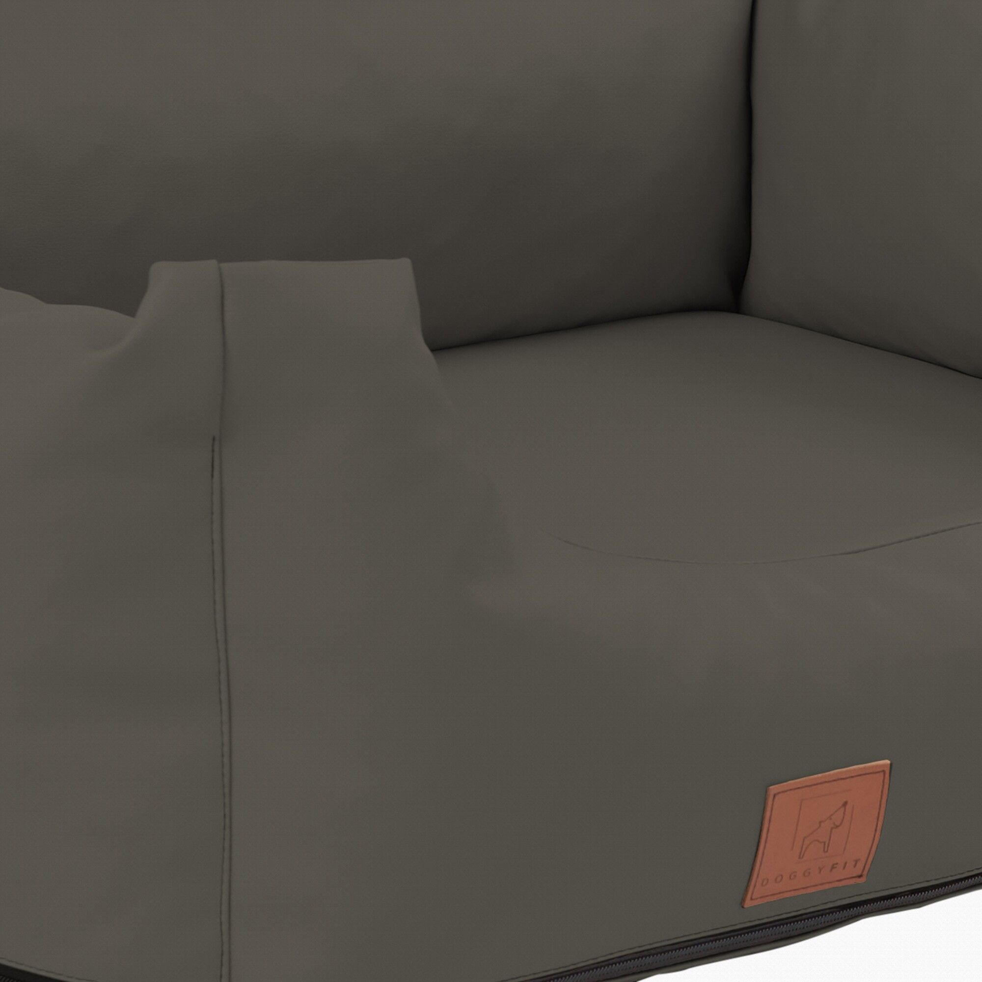 Detailansicht des Hundebetts. Taupefarbenes Kunstleder, braunes Label mit Logo.