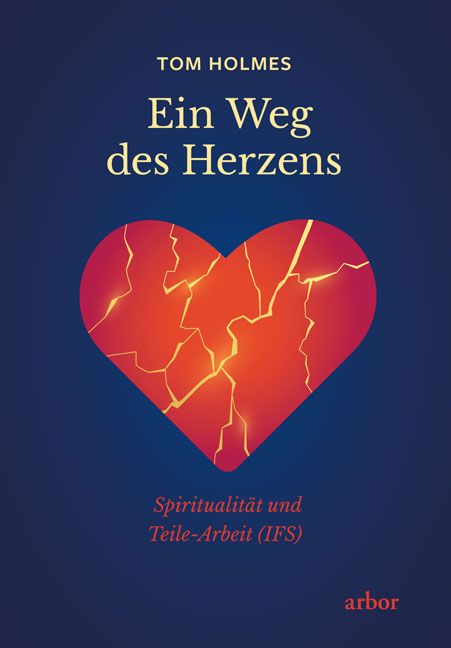Buchcover mit Titel "Ein Weg des Herzens". Rotes Herz mit Rissen, blauer Hintergrund. Autor: Tom Holmes. Verlag: arbor.