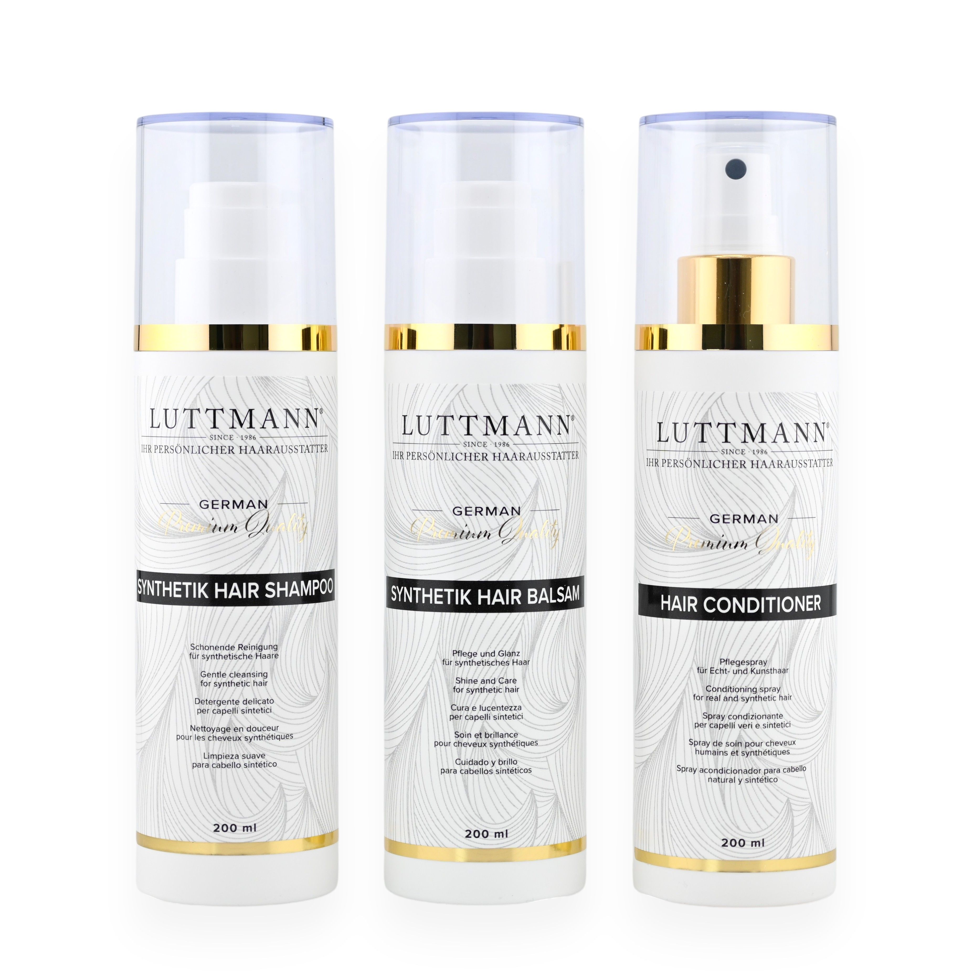 Drei Flaschen LUTTMANN® Synthetik Hair Pflegeset: Shampoo, Balsam und Hair Conditioner. Weiße Flaschen mit goldenen Akzenten und Beschriftung.