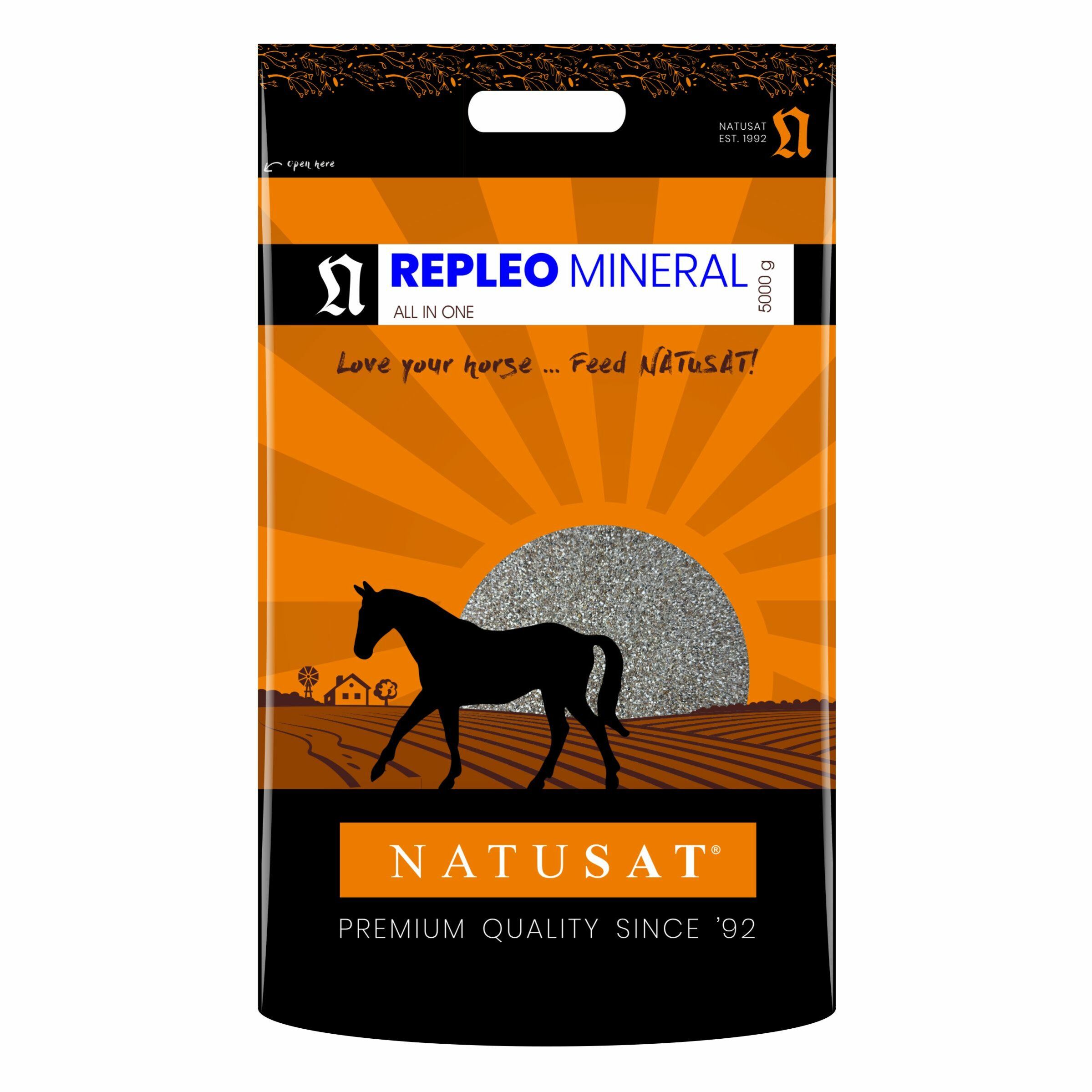 Verpackung von Natusat Repleo Mineral. Schwarzer Beutel mit Produktlogo, Text und Pferde-Silhouette vor Sonnenuntergang.