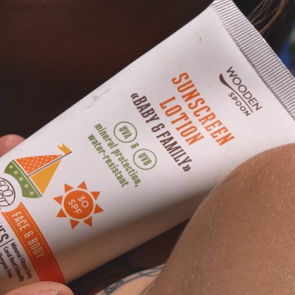 Sonnencreme-Tube, Nahaufnahme. Aufschrift: SUNSCREEN LOTION «BABY & FAMILY». Mit SPF 30.