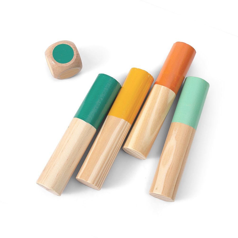 Vier farbige Holzstäbe und ein Würfel. Die Stäbe sind an einem Ende farbig lackiert. Der Würfel hat einen grünen Punkt.
