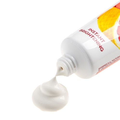 Weiße Tube, Produkt wird herausgedrückt. Schriftzug: "Instant Brightening".