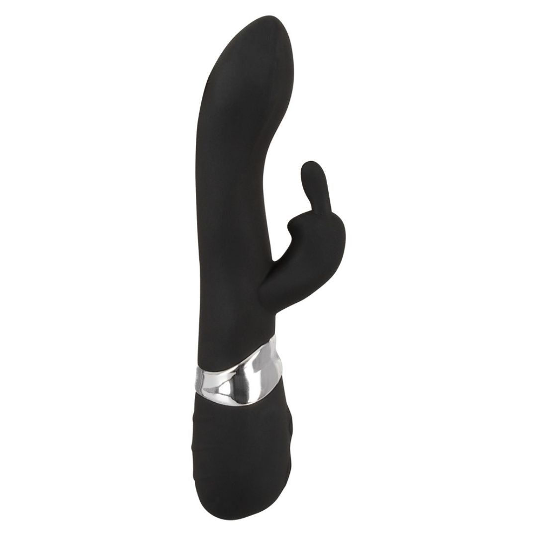 Schwarzer Vibrator mit flexiblen Öhrchen und silbernem Band. Aufrecht stehend.