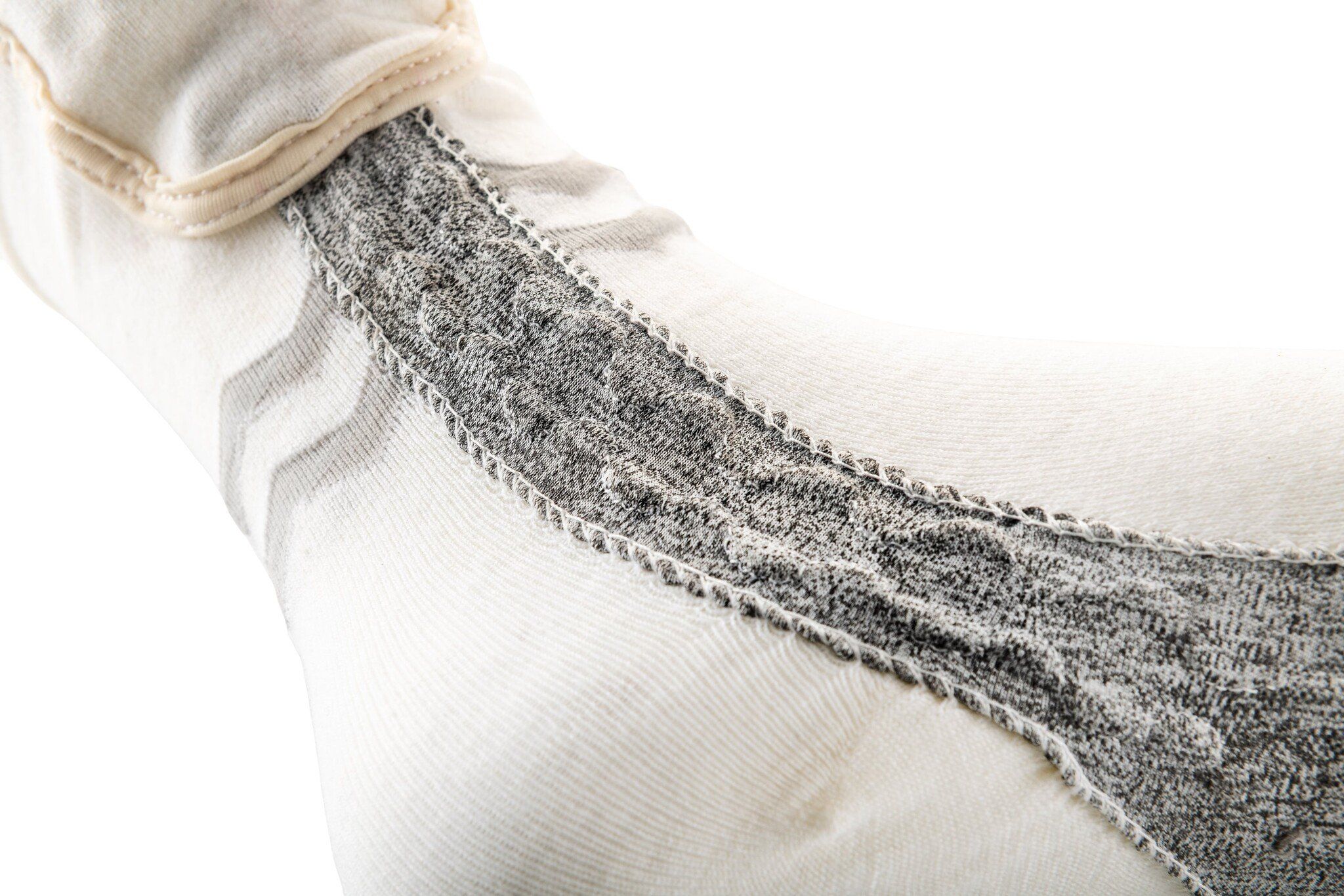 Detailaufnahme einer weißen Socke. Graues, geflochtenes Muster an der Seite. Textilmaterial.