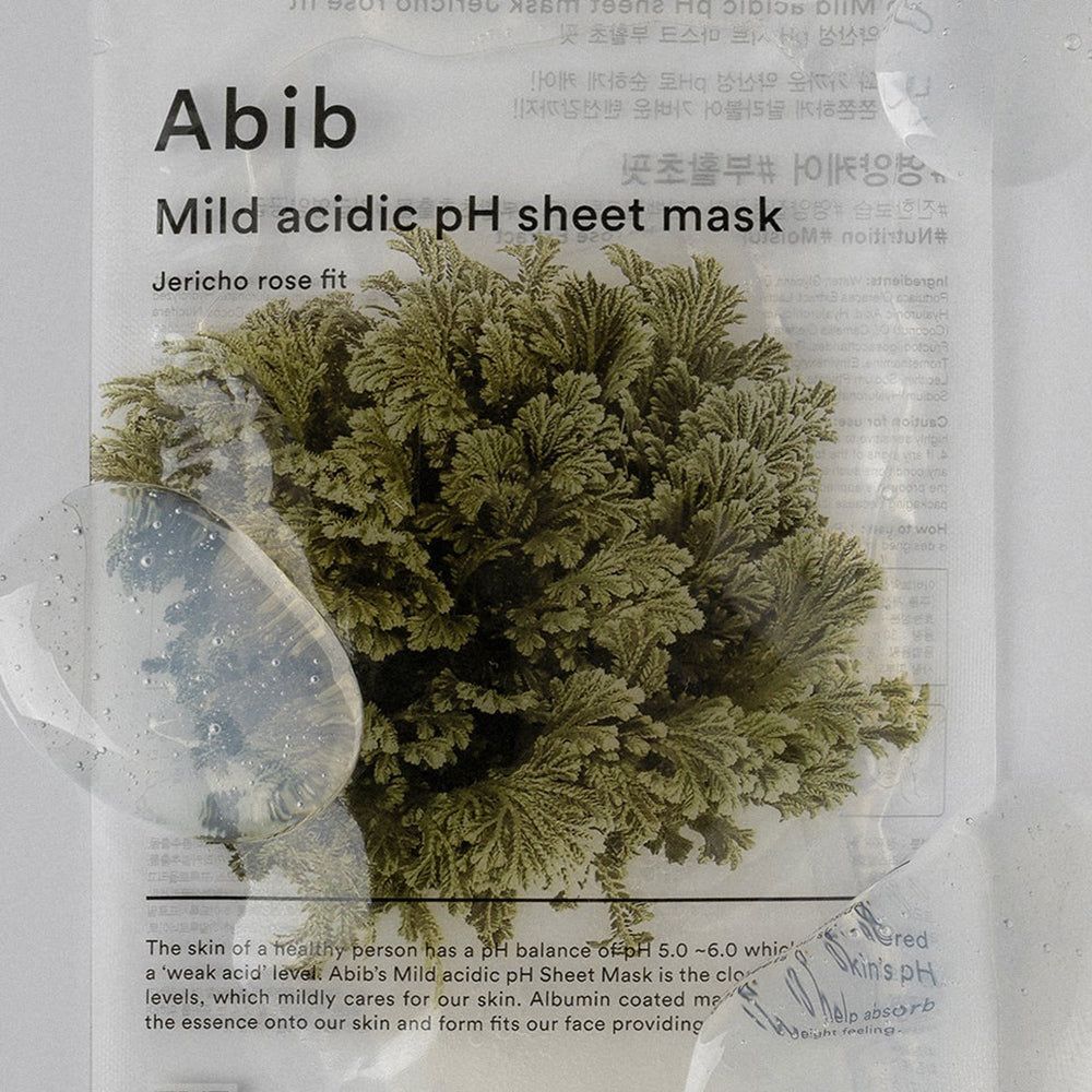 Abib Mild Saure pH-Tuchmaske Jericho Rose Fit, sachet mit Pflanze und Wassertropfen.