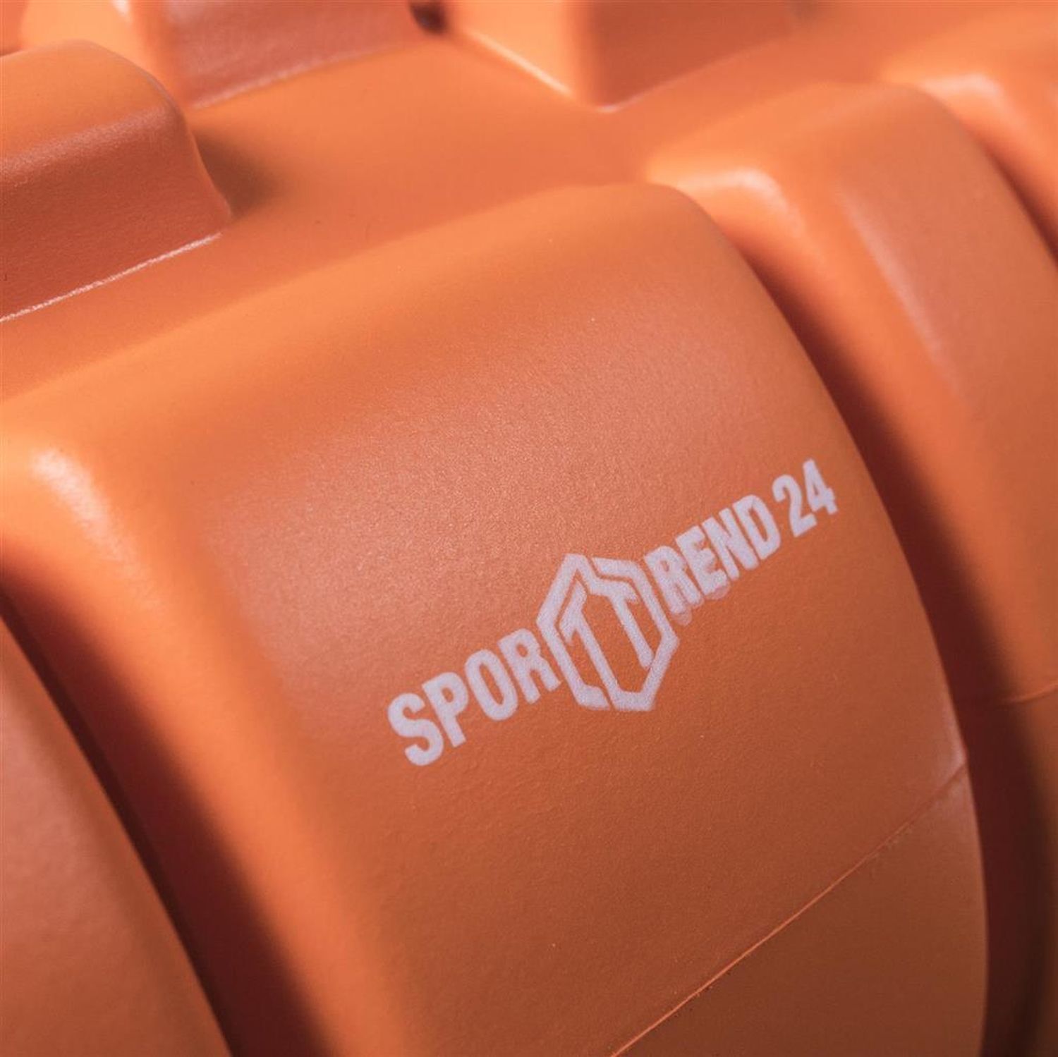 Orangener Sporttrend 24 Foam Roller. Logo Sporttrend 24. Nahaufnahme der Oberfläche.