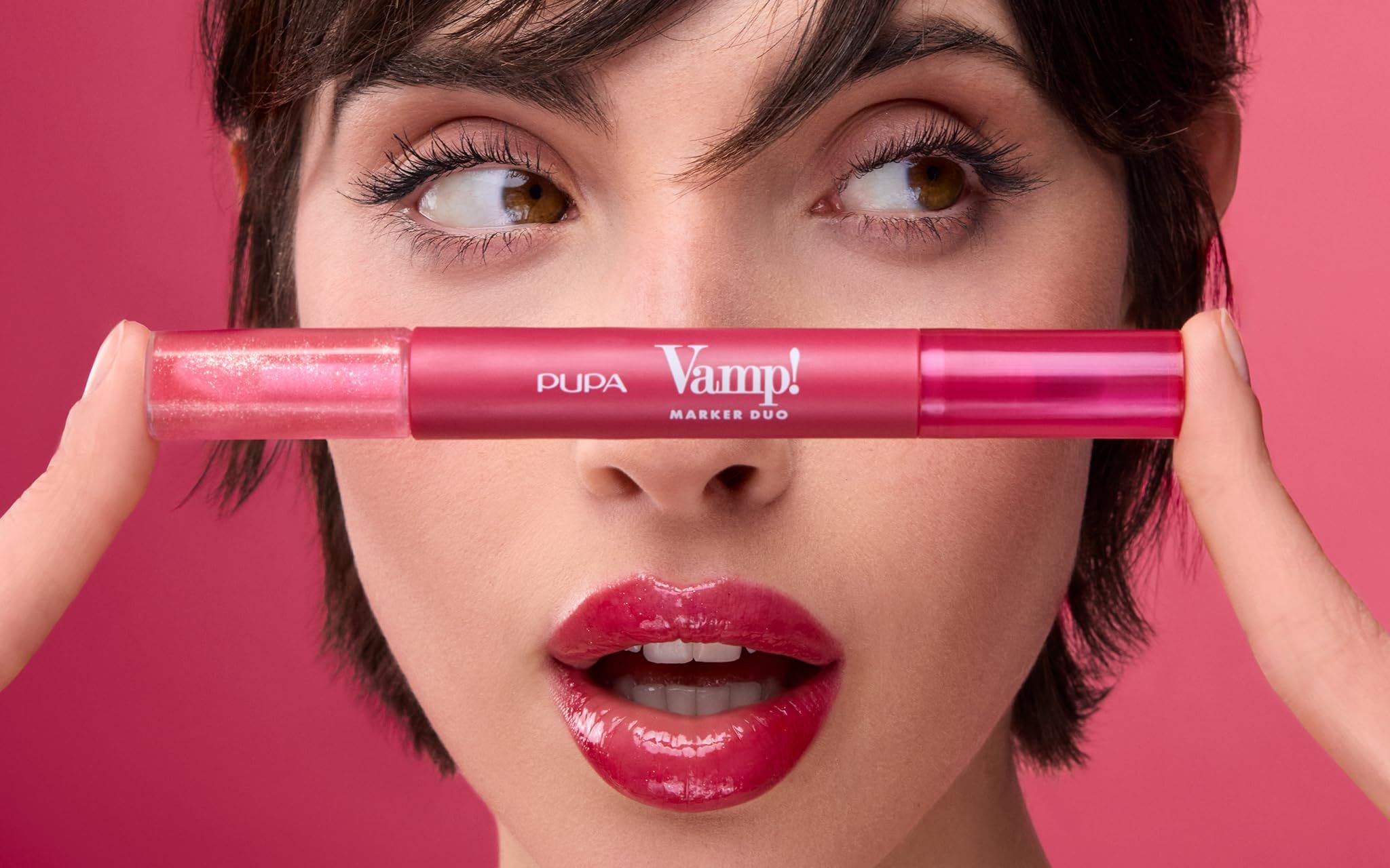 Frau mit Pupa Vamp! Lippenstift und Gloss Duo.