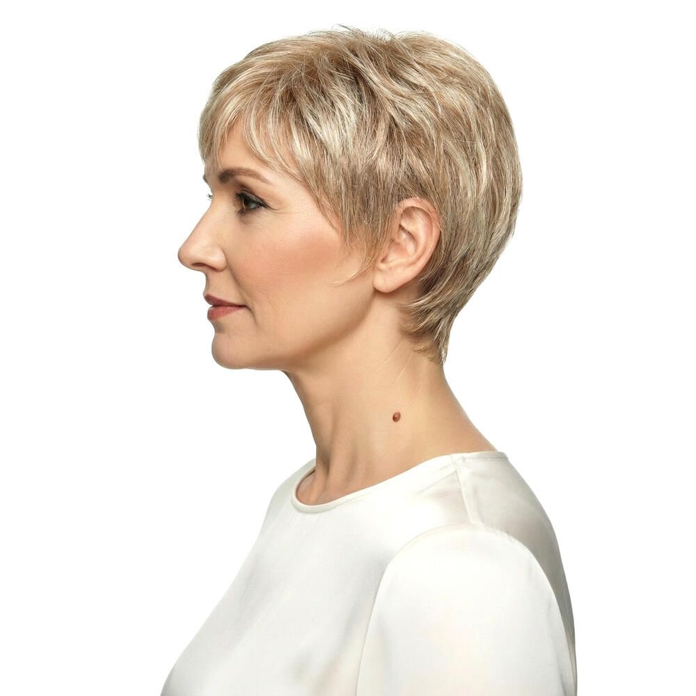 Kurzhaarperücke in Blondtönen. Profilansicht einer Frau mit der Perücke. Sie trägt ein weißes Oberteil.