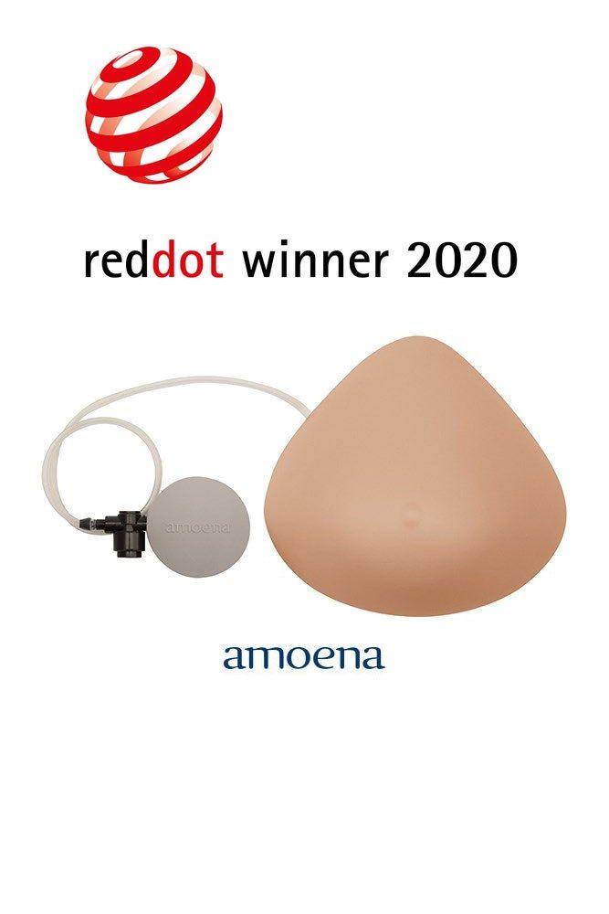 Brustprothese mit rotem Red Dot Award 2020. Amoena-Logo. Beige Tropfenform. Pumpe und Schlauch.