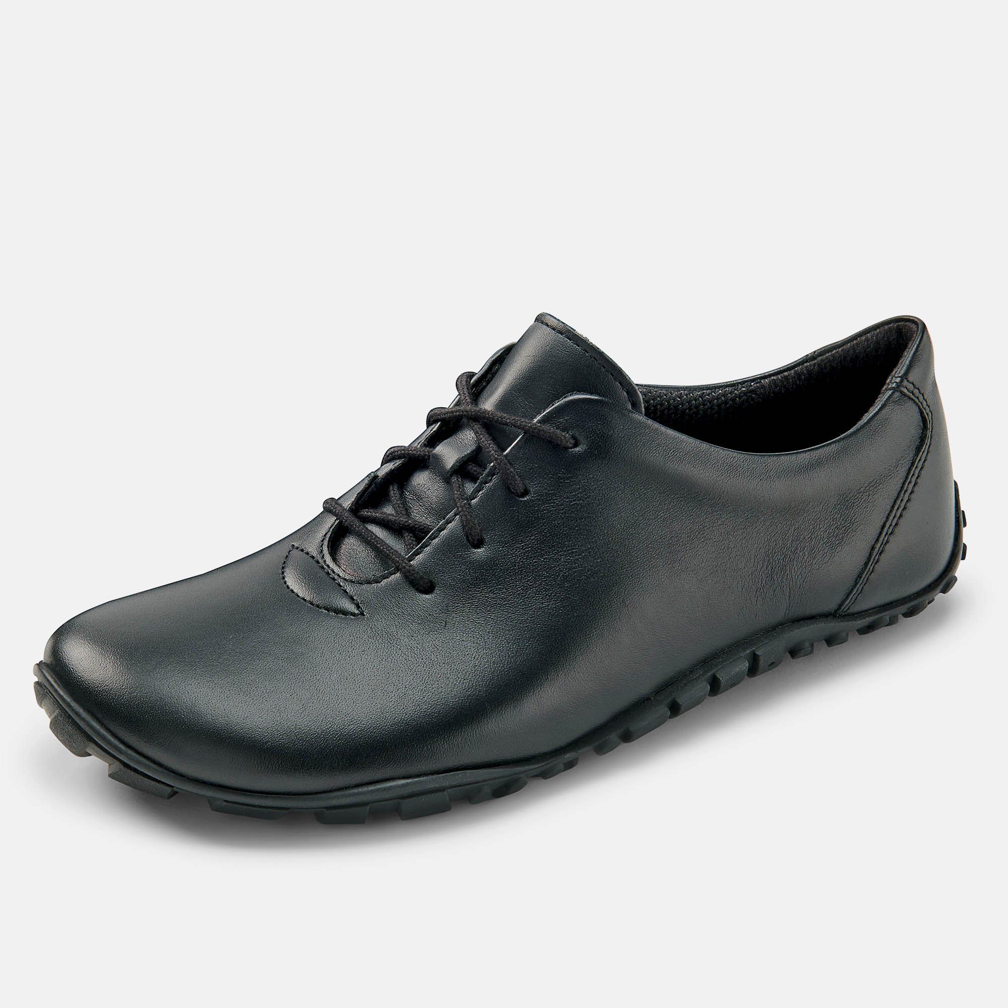 Schwarzer Herren-Schnürschuh. Glattes Leder, Schnürung, breite Passform. Schuh von vorne, leicht schräg gestellt.