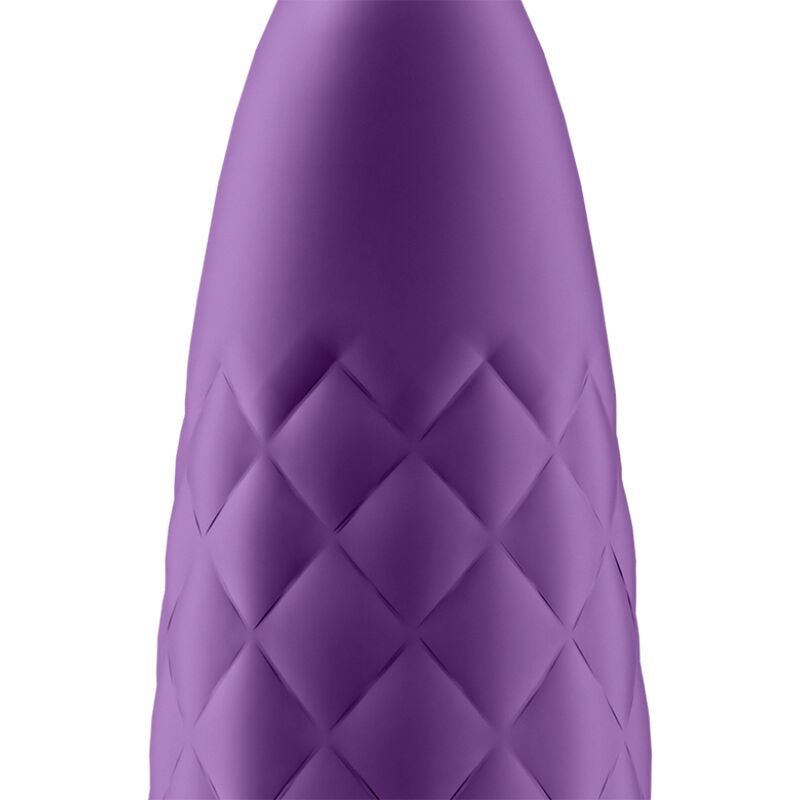 Nahaufnahme eines violetten Vibrators. Rautenmuster auf der Oberfläche. Silberfarbener unterer Teil.