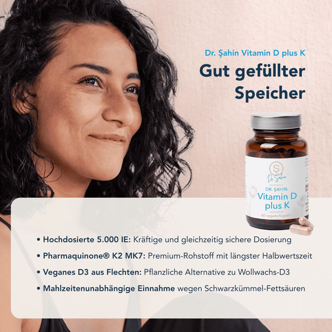 Frau neben Flasche mit Dr. Şahin Vitamin D plus K. Text: Gut gefüllter Speicher. Text darunter: Hochdosierte 5.000 IE.