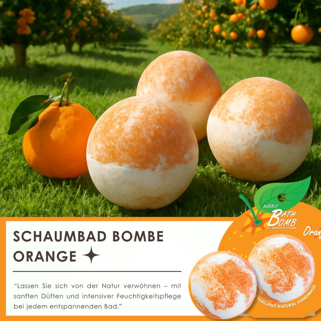 Vier Badebomben auf Gras. Eine Orange. Text: Schaumbad Bombe Orange. Logo: Bubble Bath Bomb. Handgemacht.