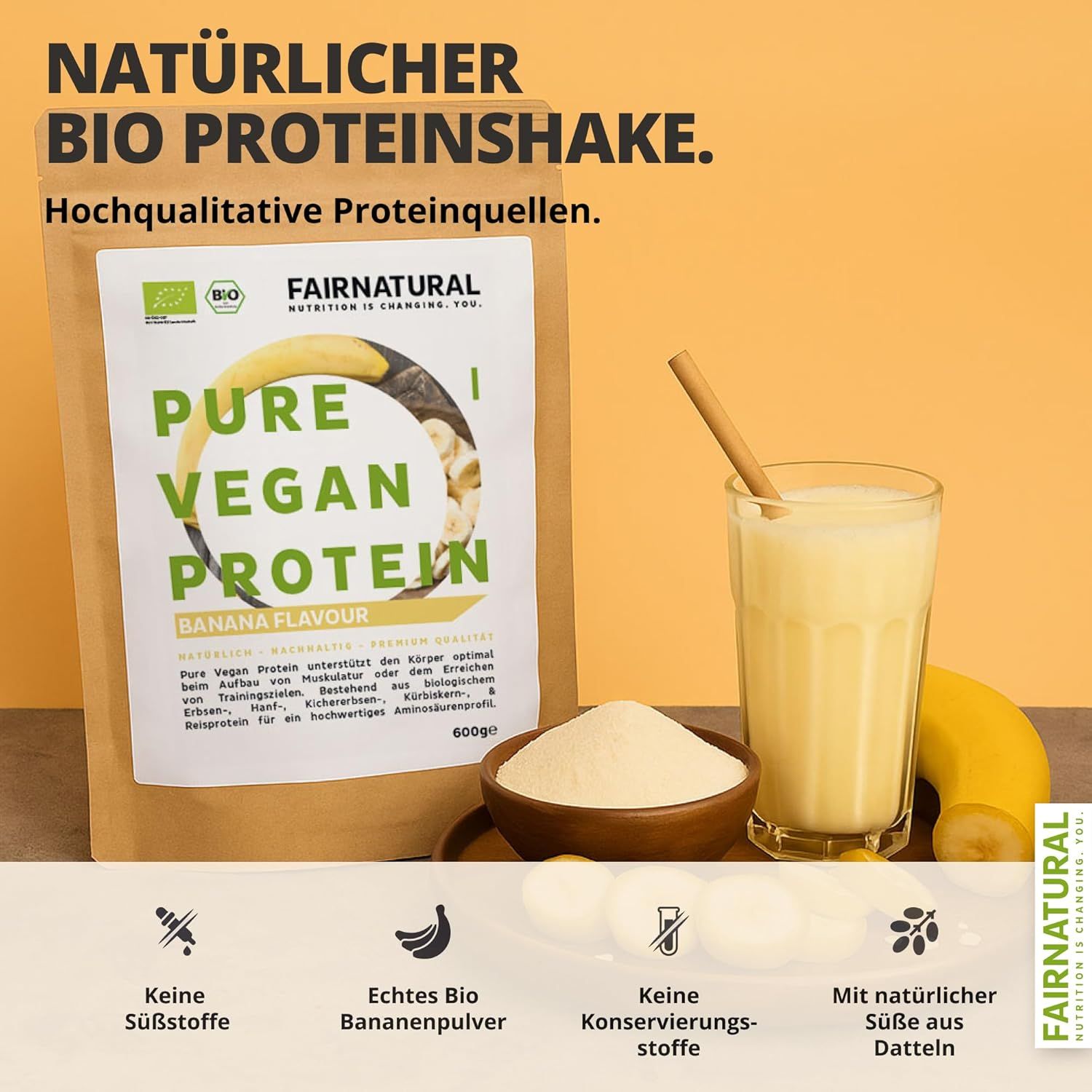 Beutel mit Pure Vegan Protein, Bananengeschmack, Glas mit Shake, Banane. Text: Keine Süßstoffe, Bio Bananenpulver, Keine Konservierungsstoffe, Mit Datteln.