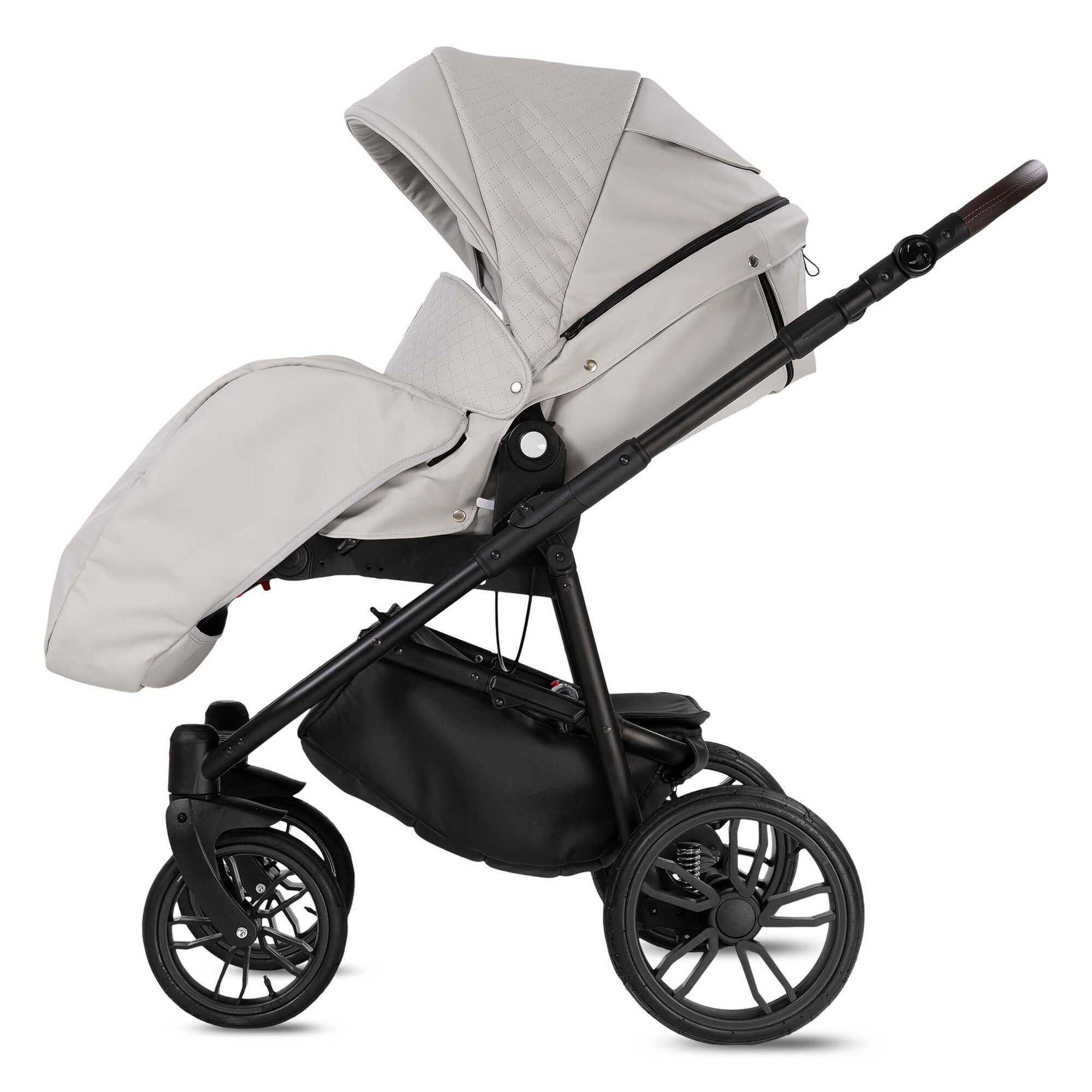 Hellgrauer Kombikinderwagen mit schwarzem Gestell und Luftreifen. Sportsitz mit Verdeck.