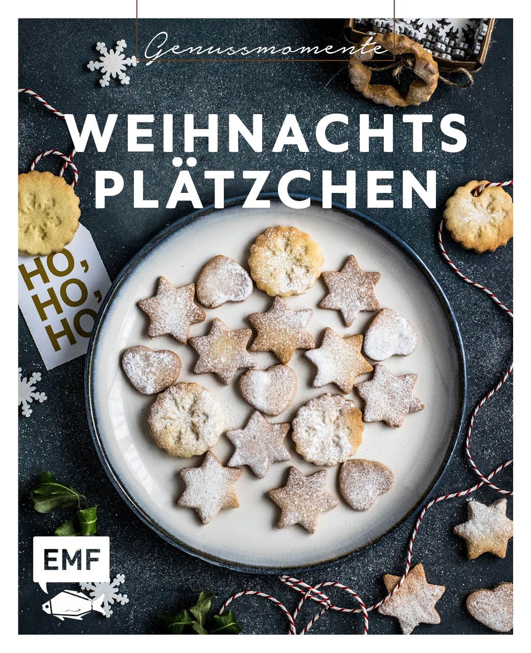 Teller mit Weihnachtsplätzchen in Stern-, Herz- und runder Form, mit Puderzucker bestäubt. Text: Weihnachtsplätzchen, Genussmomente.