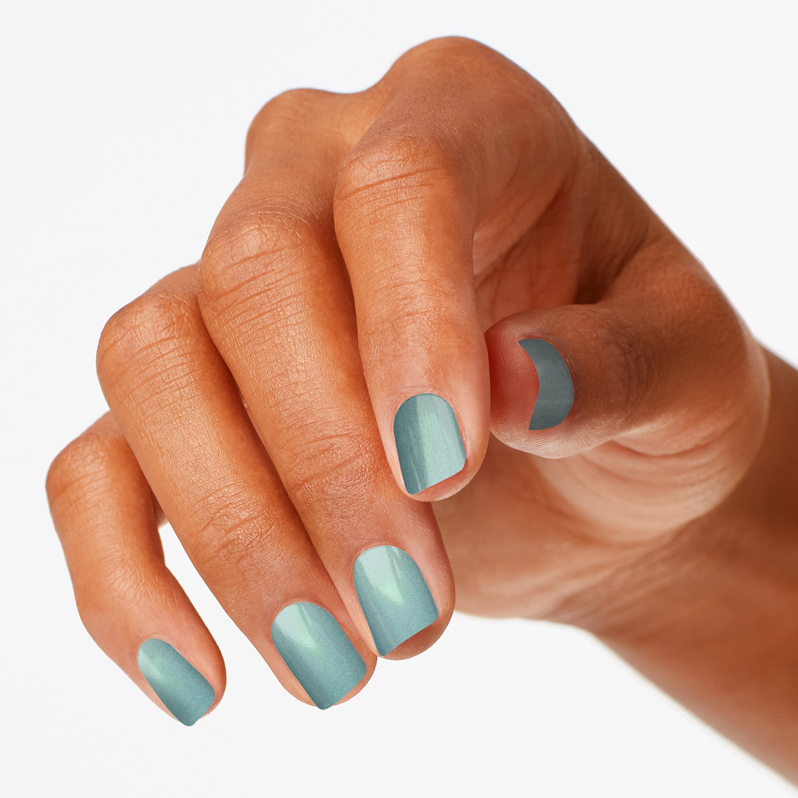 Hand mit lackierten Nägeln in hellblau. Fünf Nägel lackiert. Hintergrund weiß.