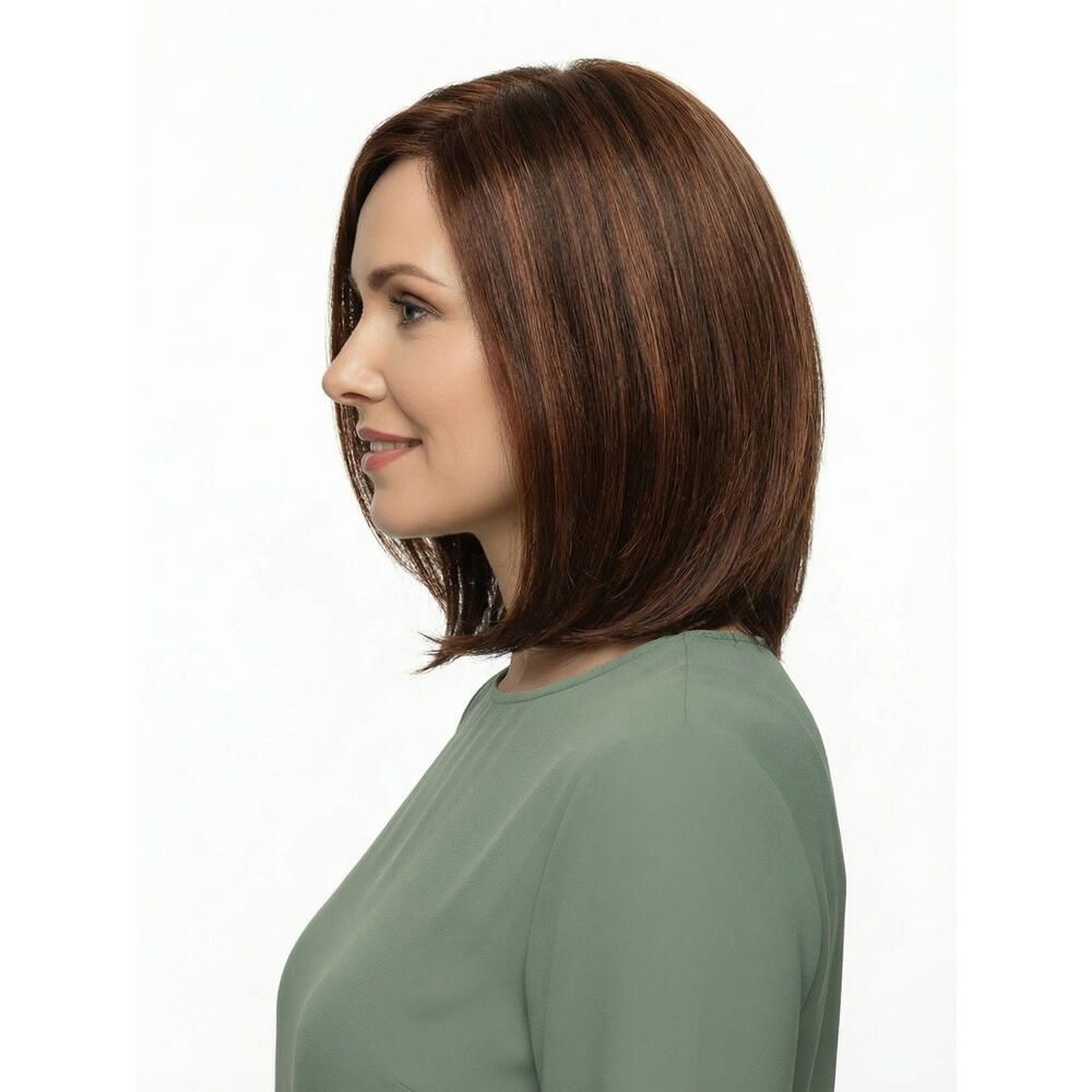 Perücke Megan von trendhair, braun, schulterlang, seitlich. Frau mit grünem Oberteil.