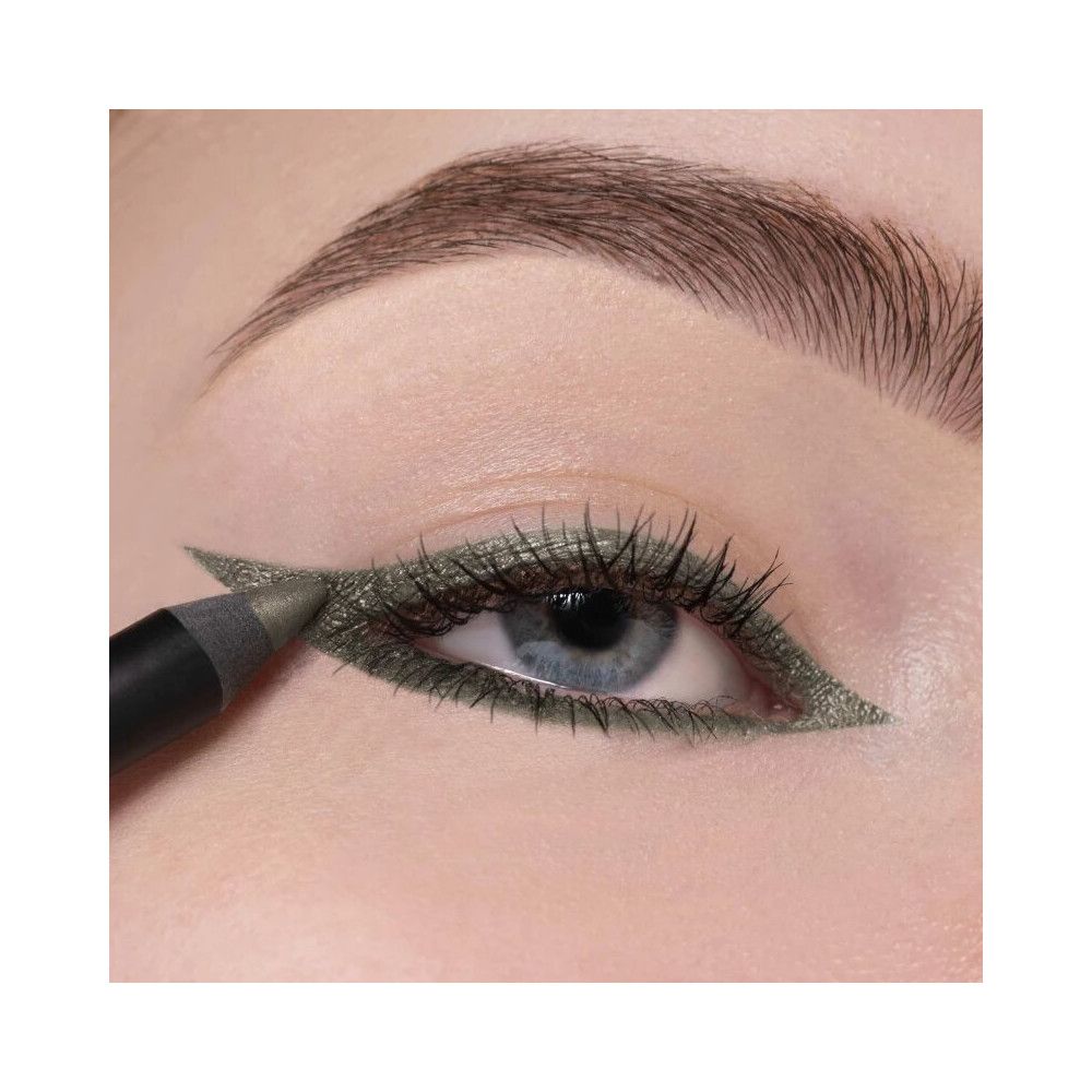 Auge mit grünem Eyeliner. Ein Artdeco Soft Eye Liner Waterproof wird verwendet, um einen Lidstrich zu ziehen. Das Produkt ist sichtbar.