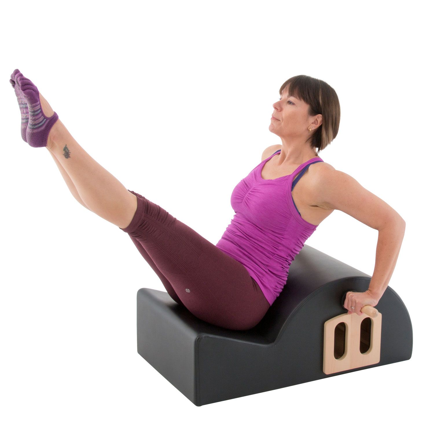 Person auf schwarzem Pilates Step Barrel II mit Gondola Pole. Frau in Sportkleidung, Beine angehoben.