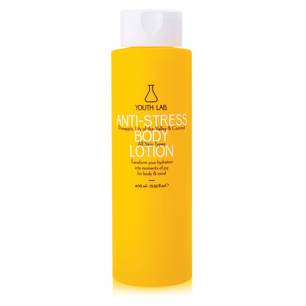Gelbe Flasche mit weißem Deckel. Aufschrift: YOUTH LAB Anti-Stress Body Lotion. Text: Pineapple, Lily of the Valley & Coconut. 400 ml.